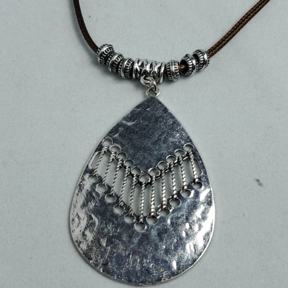 Ruff hewn cord/silver necklace - Picture 2 of 3